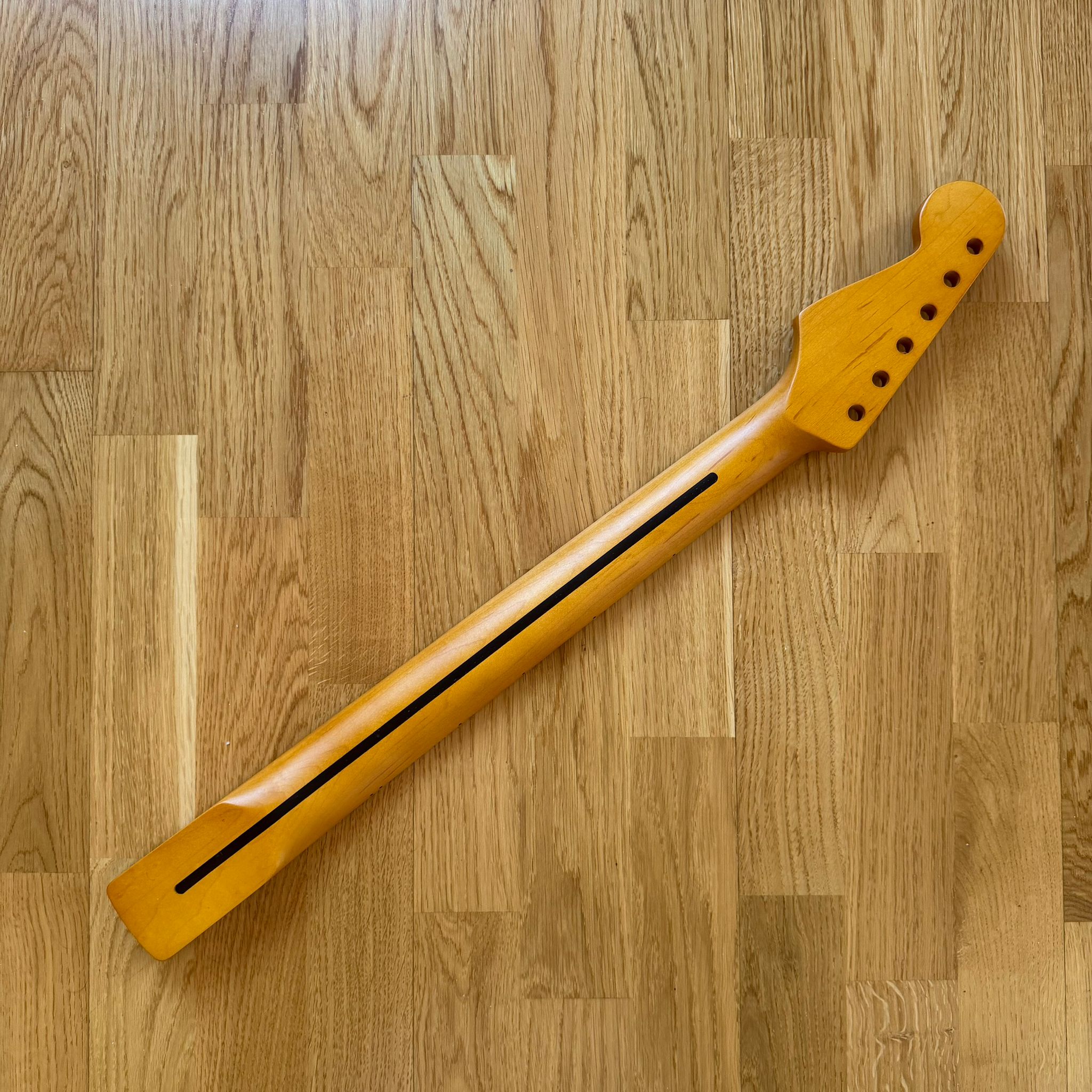 Stratocaster Neck – 22 Frets Maple Yellow Stain (B-Stock)