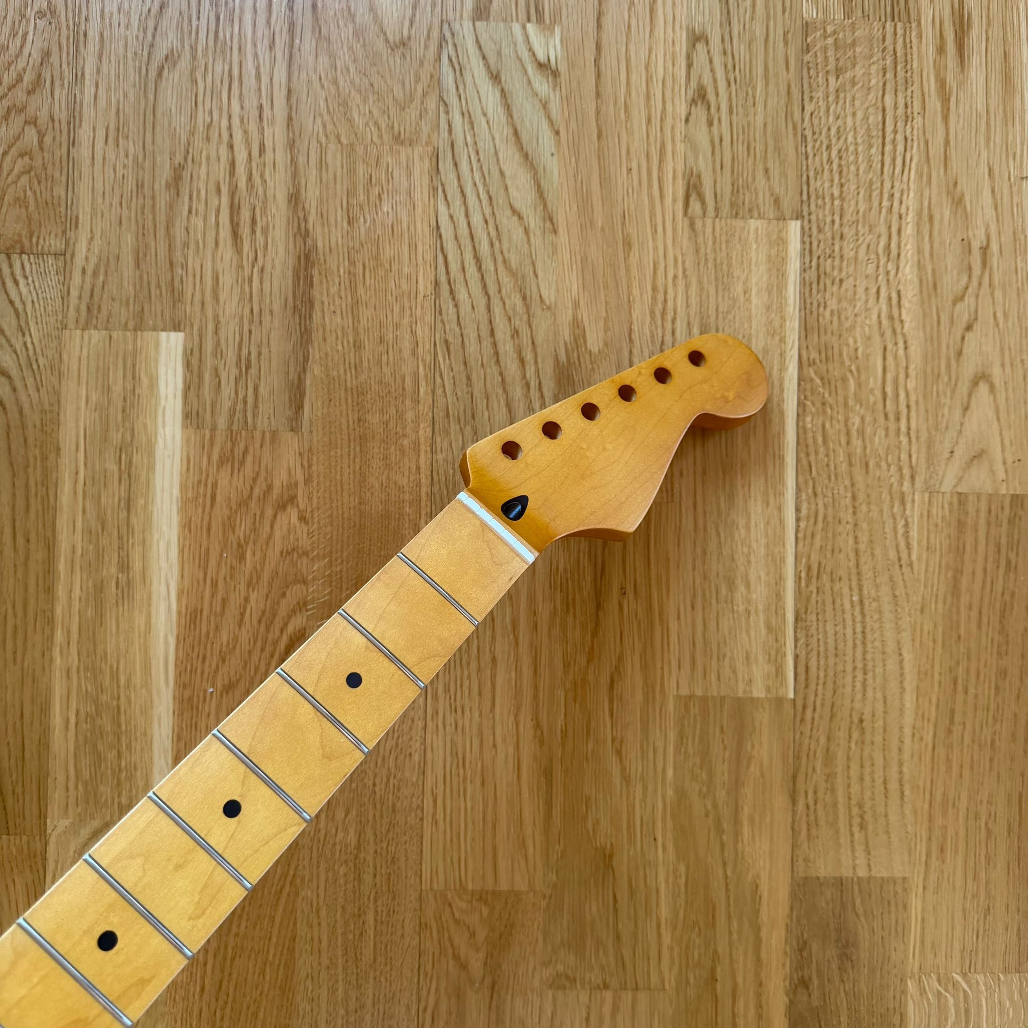 Stratocaster Neck – 22 Frets Maple Yellow Stain (B-Stock)