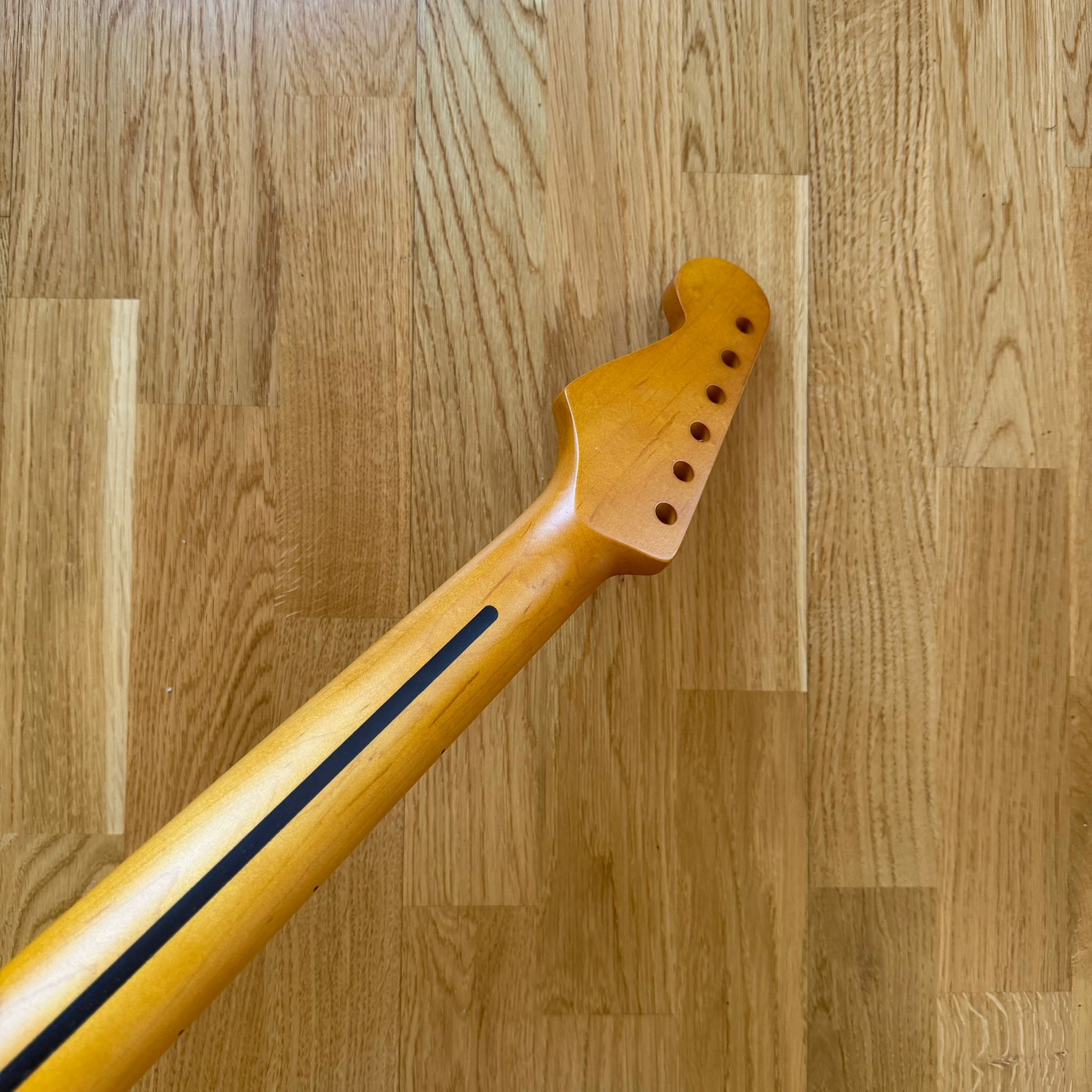 Stratocaster Neck – 22 Frets Maple Yellow Stain (B-Stock)