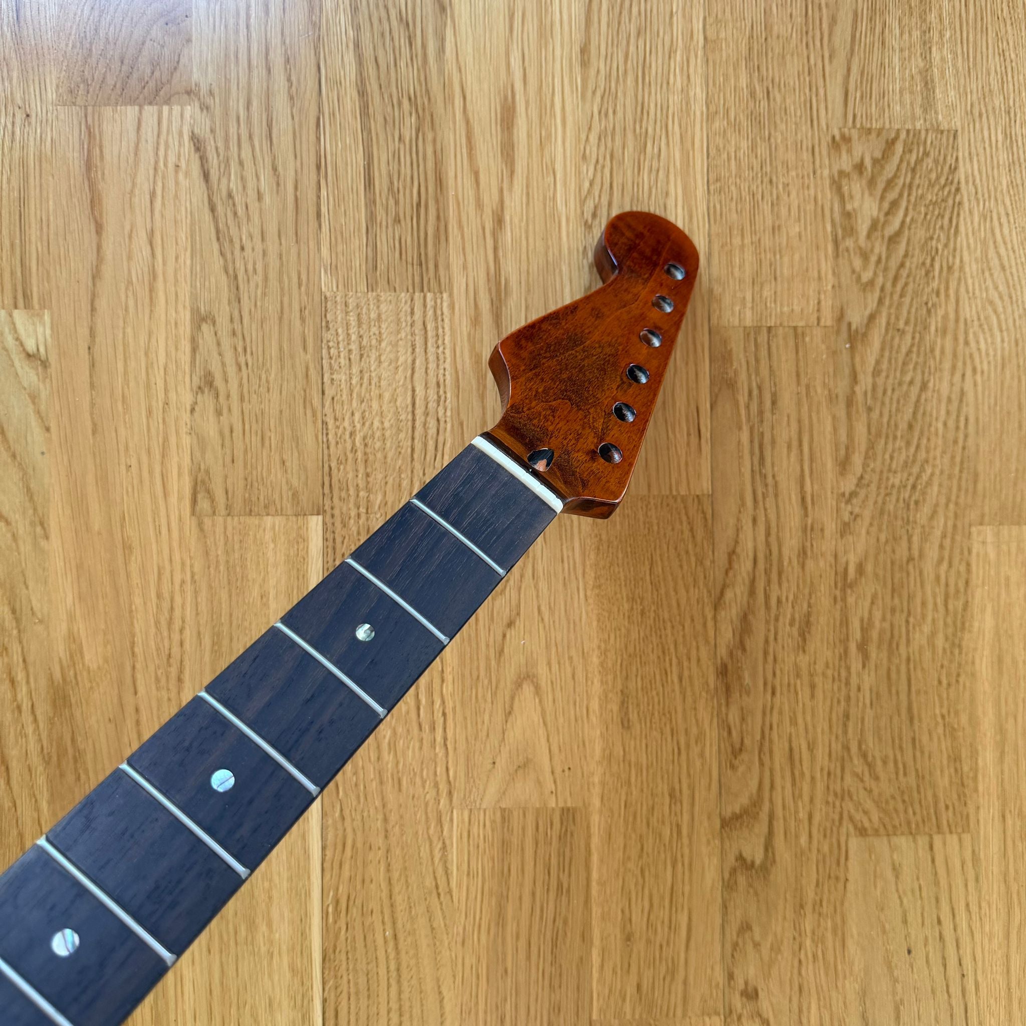 Stratocaster Guitar Neck Tiger Flame Rosewood – 22 Frets – Left Hand – B-Stock