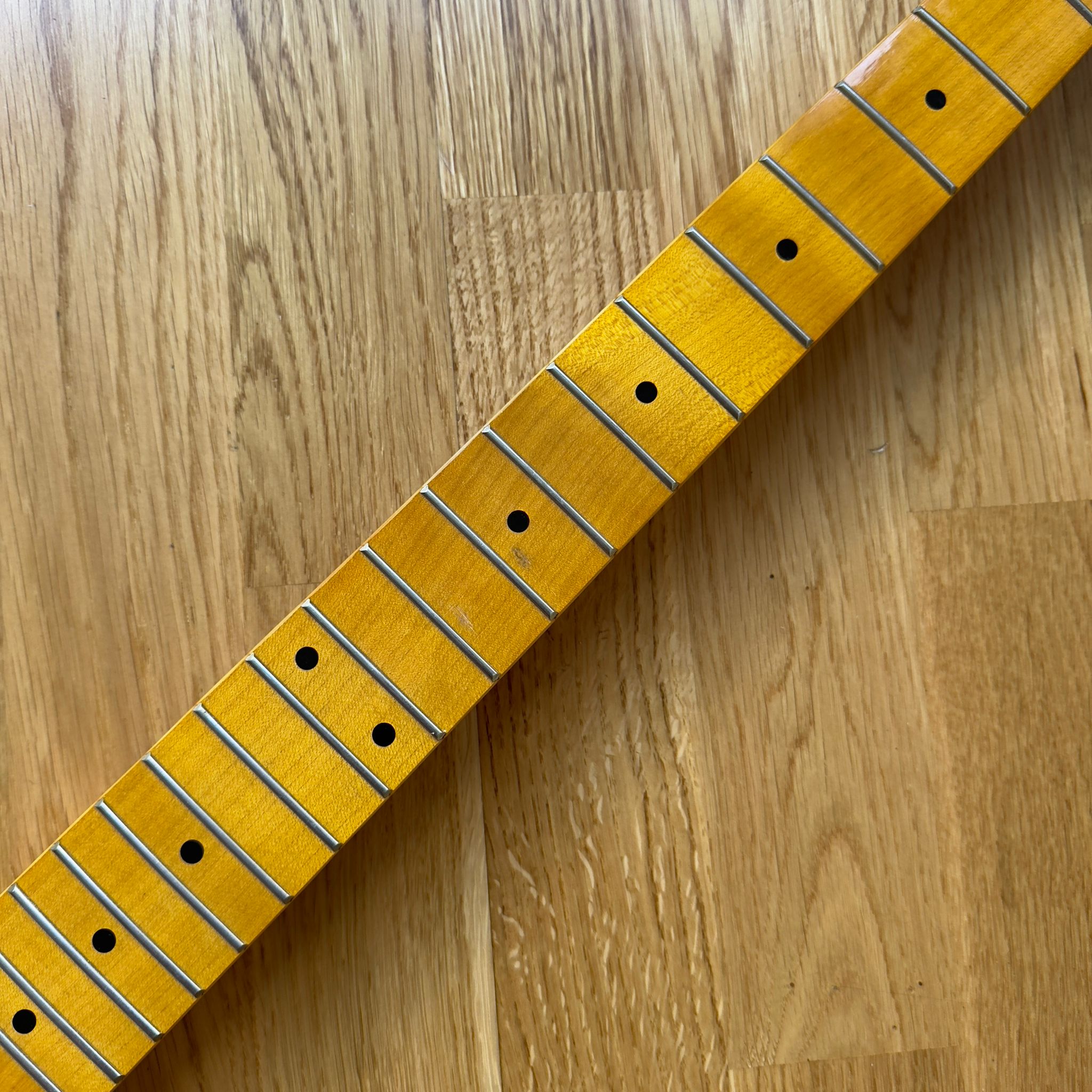 Fender Stratocaster Neck – 22 Fret Maple Yellow Gloss (B-Stock)