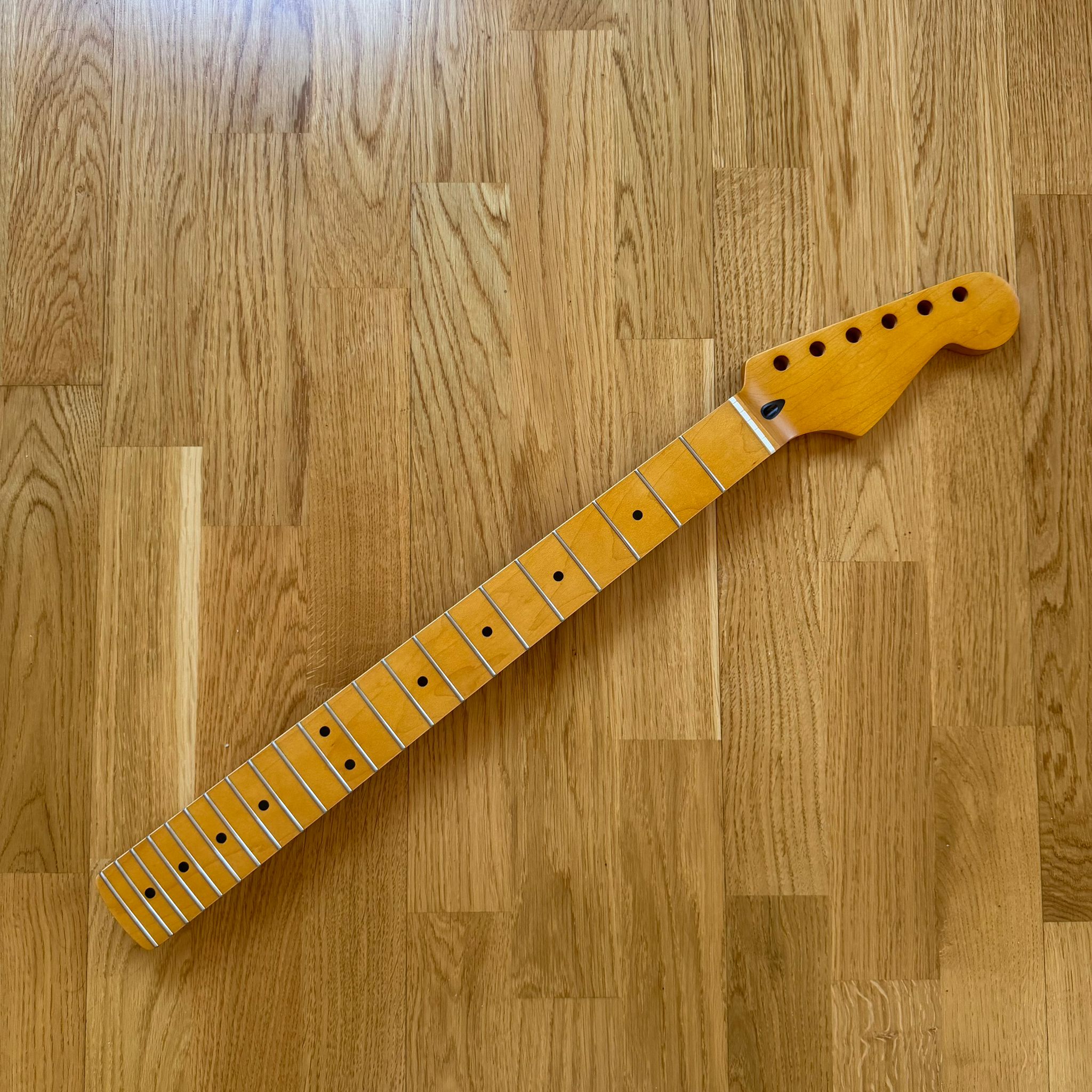 Stratocaster Neck – 22 Frets Maple Yellow Stain (B-Stock)