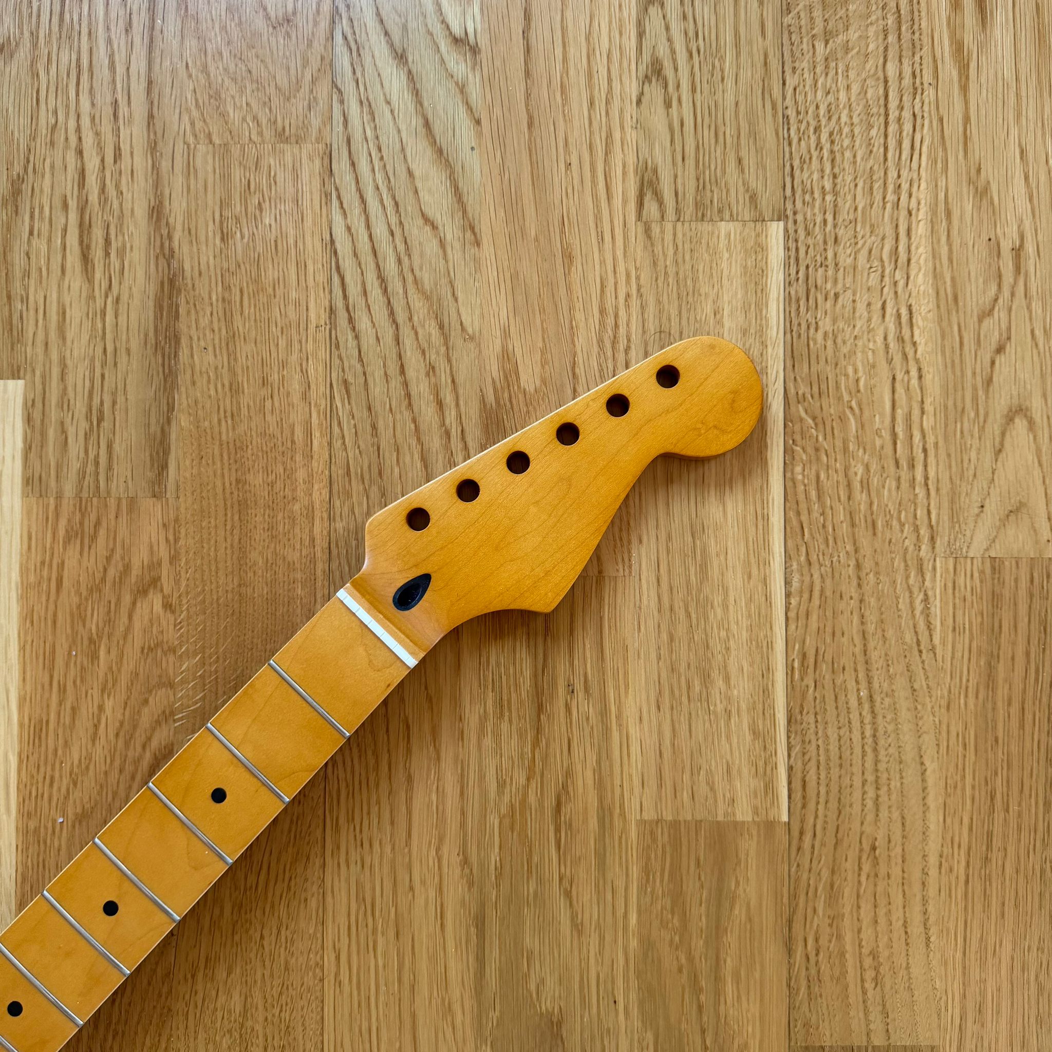 Stratocaster Neck – 22 Frets Maple Yellow Stain (B-Stock)