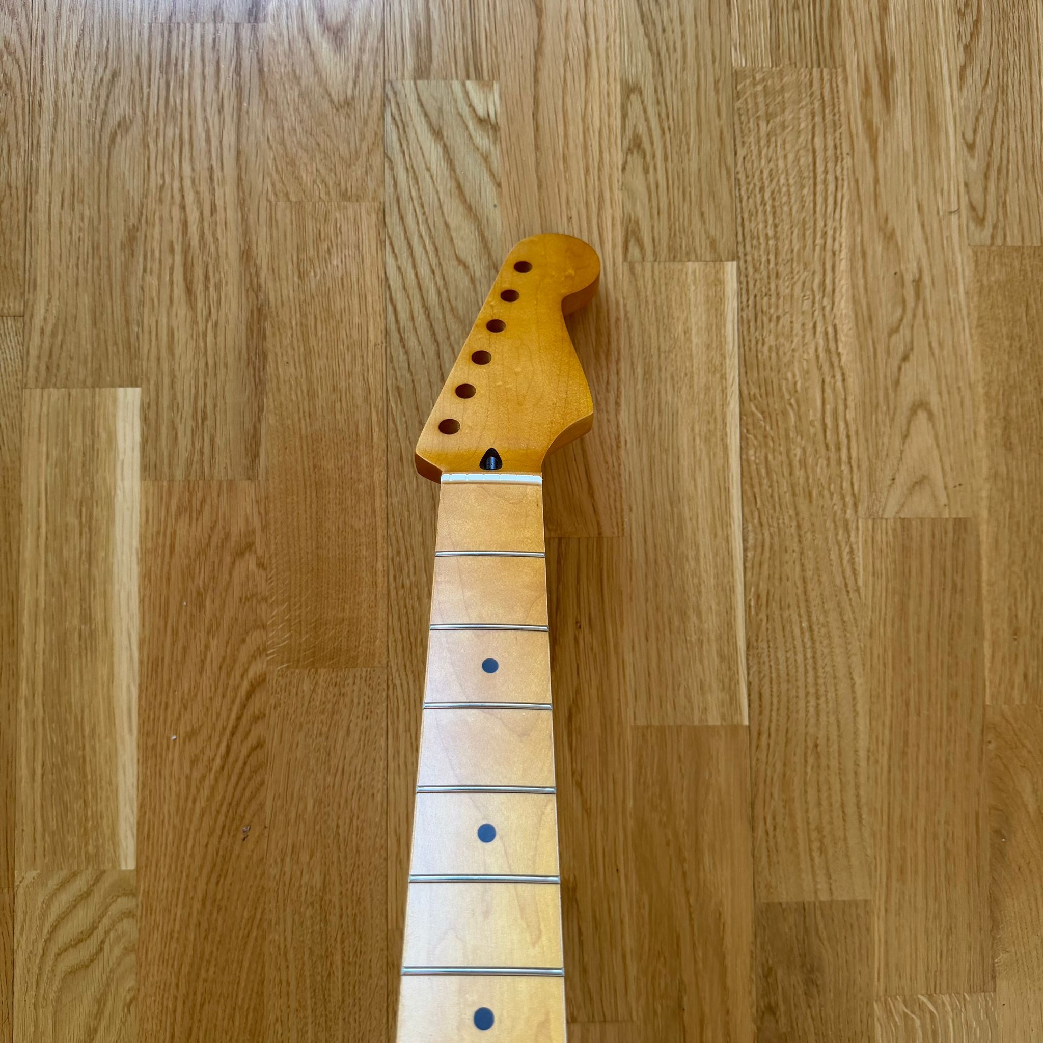 Stratocaster Neck – 22 Frets Maple Yellow Stain (B-Stock)