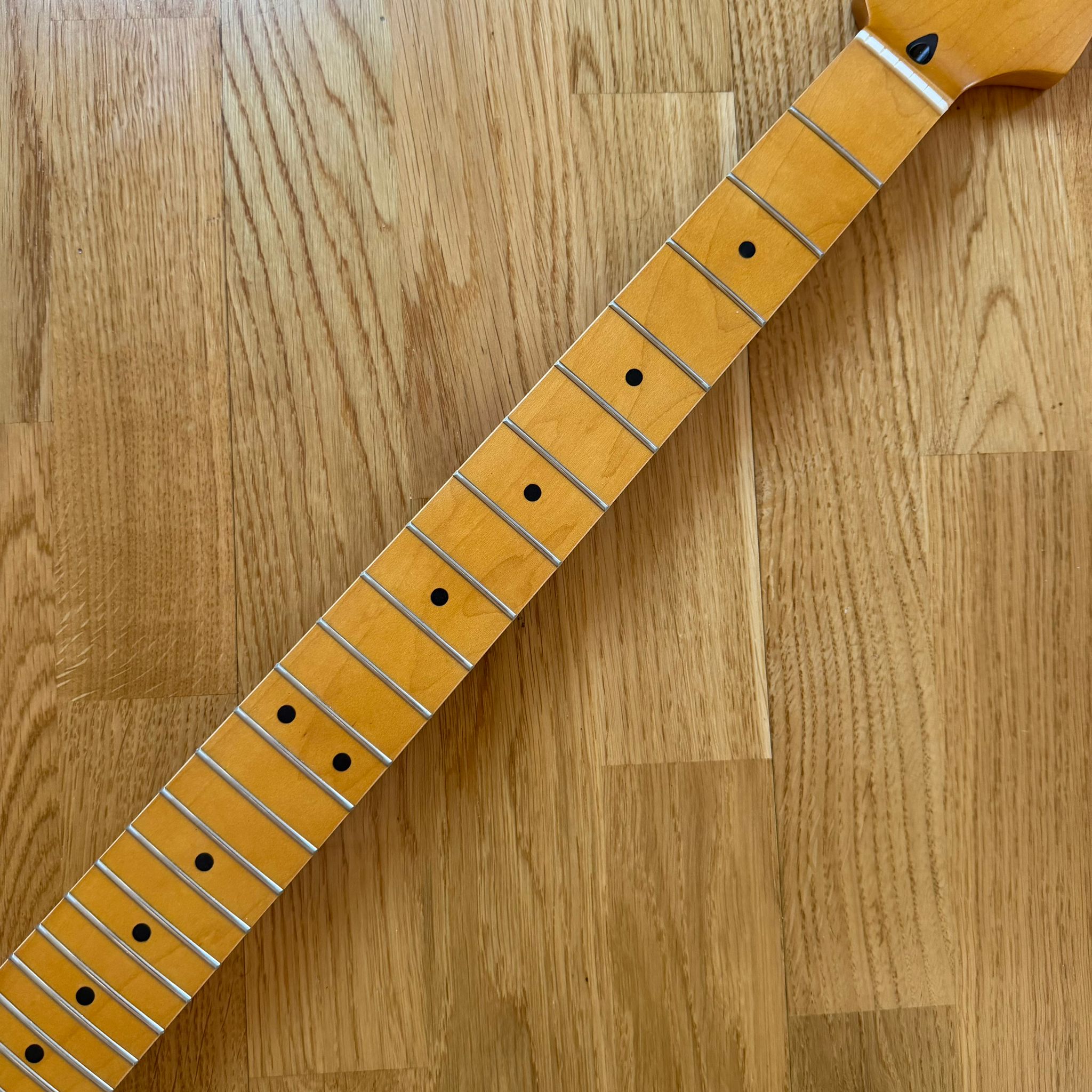 Stratocaster Neck – 22 Frets Maple Yellow Stain (B-Stock)