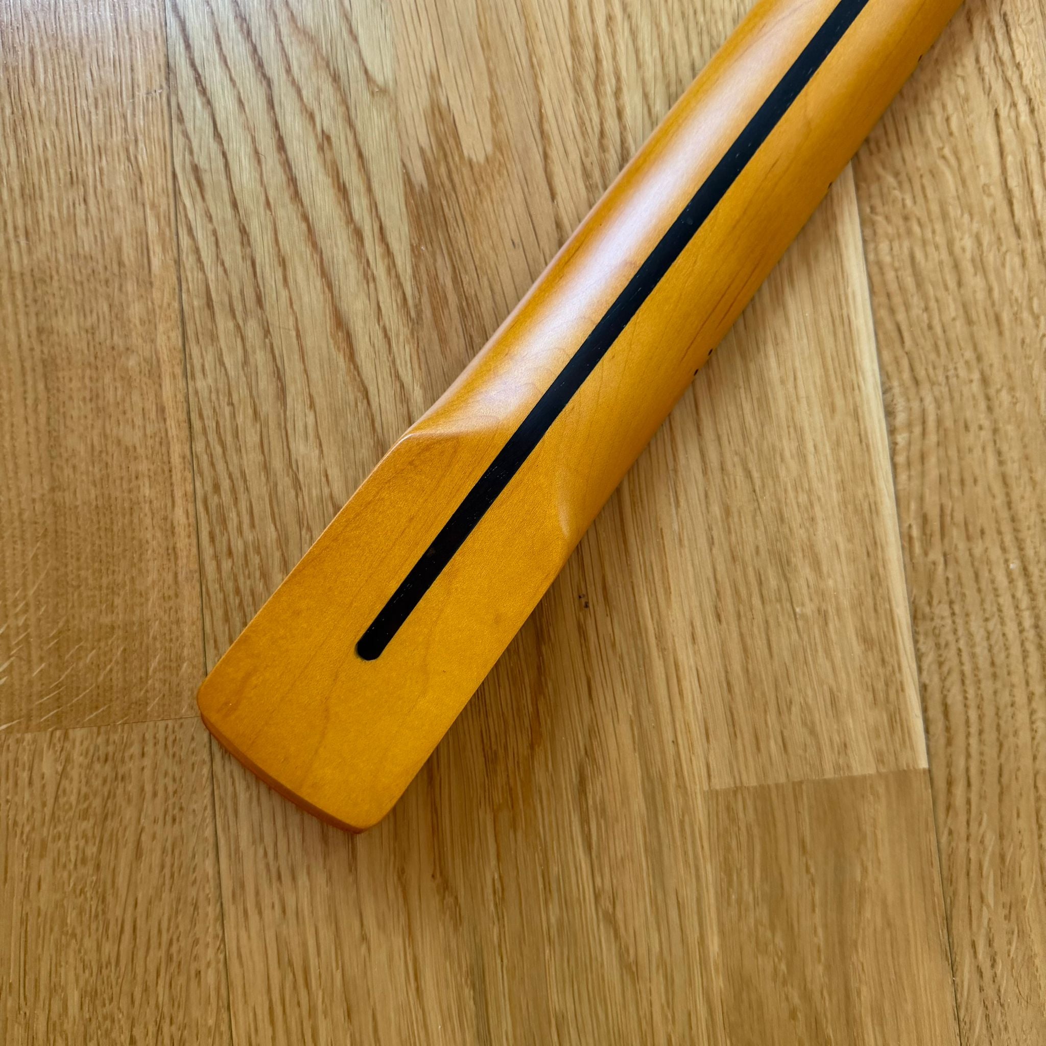 Stratocaster Neck – 22 Frets Maple Yellow Stain (B-Stock)