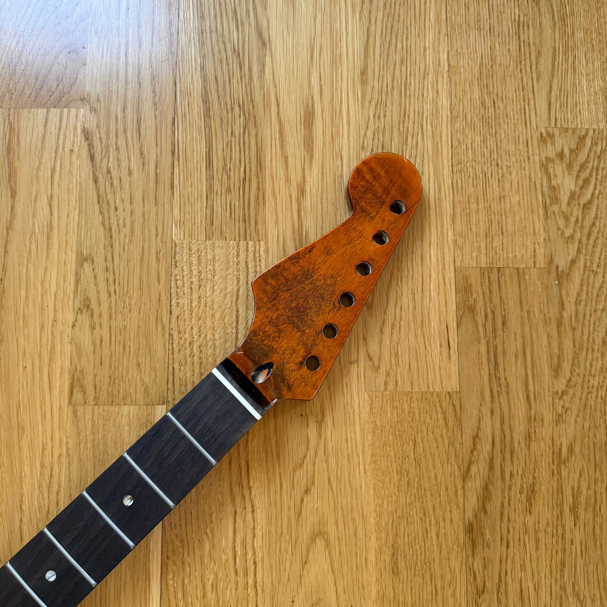Stratocaster Guitar Neck Tiger Flame Rosewood – 22 Frets – Left Hand – B-Stock